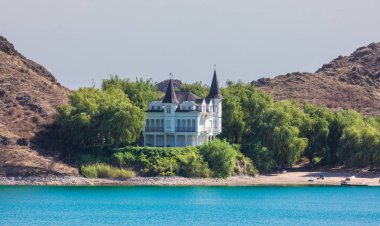 Deniz kıyısındaki kale kulübesi.