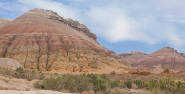 Tepeli taştan bir çöl manzarası, Cengiz Han 'ın dağları, Kazakistan' daki Altyn-Emel Milli Parkı.