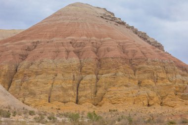 Tepeli taştan bir çöl manzarası, Cengiz Han 'ın dağları, Kazakistan' daki Altyn-Emel Milli Parkı.