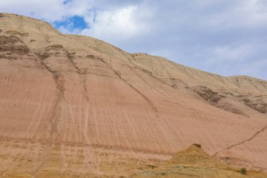 Tepeli taştan bir çöl manzarası, Cengiz Han 'ın dağları, Kazakistan' daki Altyn-Emel Milli Parkı.