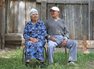 Kırsal Asyalı yaşlı adam ve yaşlı kadın, Kazak halkı.