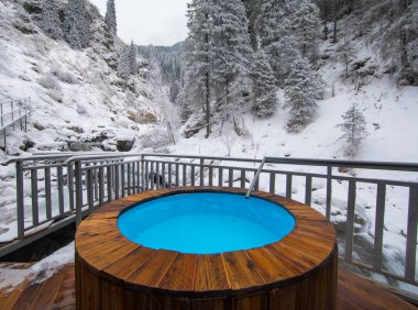 Kışın dağlarda sıcak su havuzu