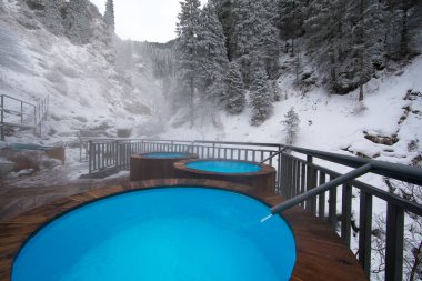 Kışın dağlarda sıcak su havuzu