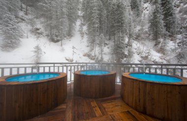 Kışın dağlarda sıcak su havuzu