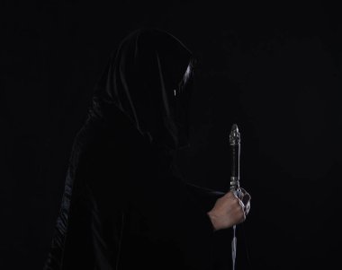 Siyah arka planda kılıçlı bir ortaçağ savaşçısının portresi.