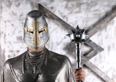 Miğfer ve zırhlı bir ortaçağ şövalyesi portresi.