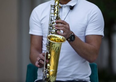 Müzisyenin elleri saksafon çalar.