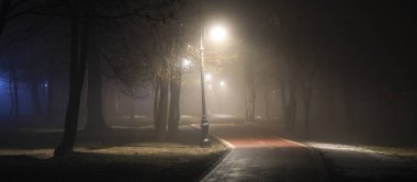 Sisteki kırmızı sokakta fener ışıkları