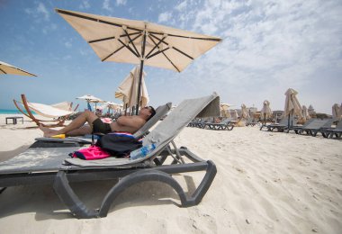 Dinlenme odasında uyuyan adam.