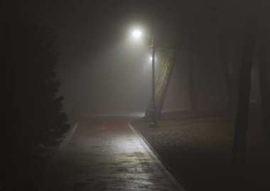 Sisteki kırmızı sokakta fener ışıkları