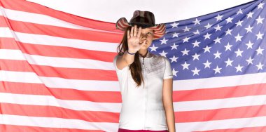 Amerikan bayrağıyla genç bir kızın portresi