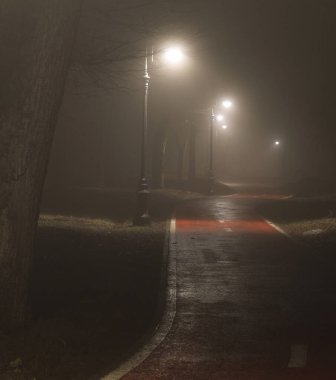 Sisteki kırmızı sokakta fener ışıkları