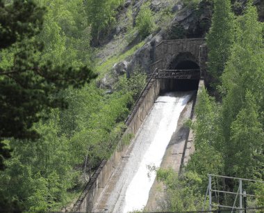 Su akışı için dağdaki nehir tüneli, endüstriyel su tüneli.