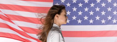 Amerikan bayrağıyla genç bir kızın portresi