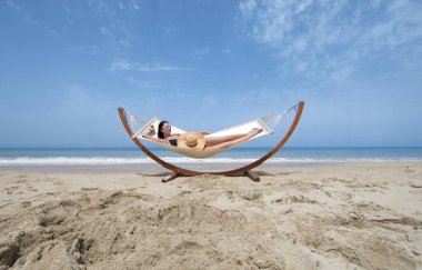 Deniz sahilinde sallanan güzel kızların manzarası.