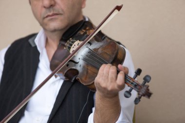 müzisyenler Arapça enstrümanlar çalarlar