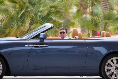 Cabriolet 'deki iş adamı.