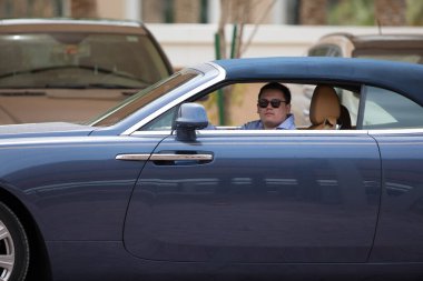 Cabriolet 'deki iş adamı.