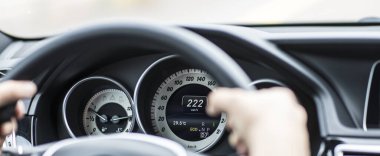 Bir arabada hız göstergesi, saatte 200 km.