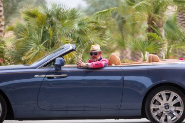 Arabadaki vahşi adam.