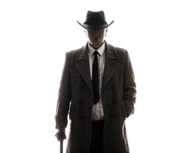 Eski bir dedektifin stüdyo portresi.