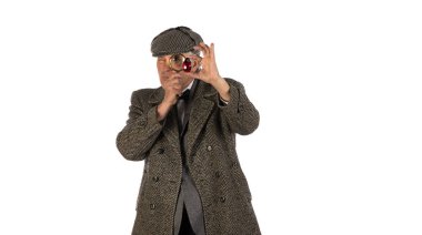 Eski bir dedektifin stüdyo portresi.