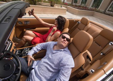 Zengin bir kadın ve atlı bir adam.