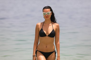 Siyah bikinili seksi esmer manken