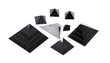 soyut siyah geometrik piramitler beyaz arkaplan üzerinde izole