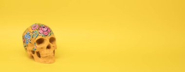 Ölüm Günü, sarı arka planda izole edilmiş Meksikalı kafatası