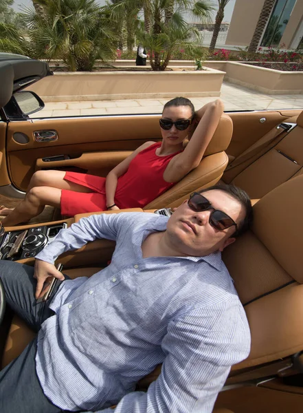 Zengin bir kadın ve atlı bir adam.