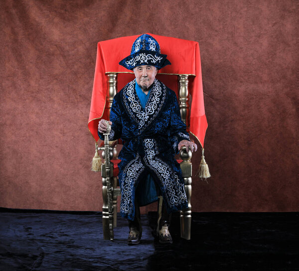 портрет казахского старика в национальной одежде