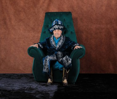 Ulusal giysili yaşlı bir Kazak 'ın portresi.
