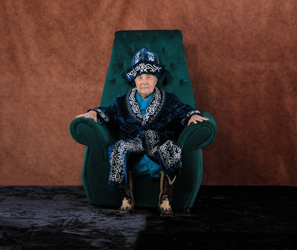 портрет казахского старика в национальной одежде