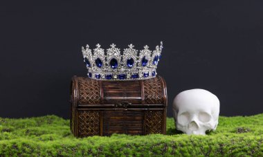 İnsan kafatası ve antik taç