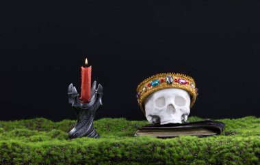 İnsan kafatası ve antik taç