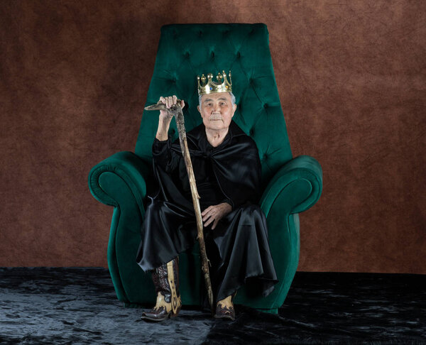 портрет старого короля в кресле