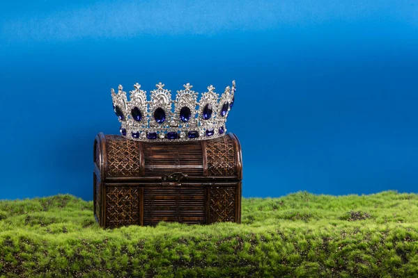 皇冠和宝箱 — 图库照片