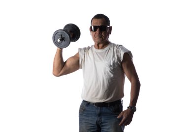 Beyaz arka planda dambılları olan kaslı güçlü yaşlı bir adam.