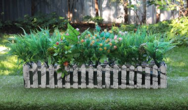 Bahçedeki yapay çiçekler.