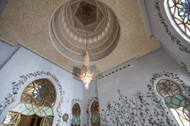 Abu Dabi, BAE 'deki Şeyh Zayed Büyük Camii' nin beyaz kubbeleri mermer taştan yapılmıştır.