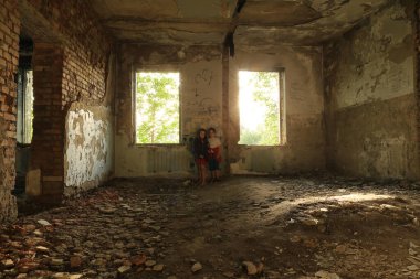 Yıkılmış bir binada evsiz çocuklar