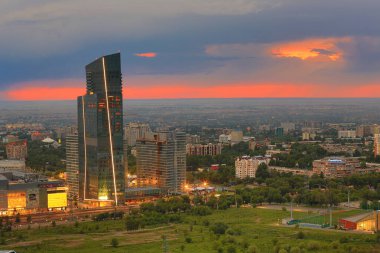Kazakistan, Almaty, gün batımında şehir manzarası