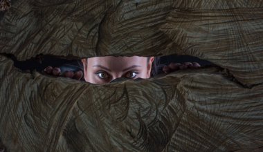 Çatlaktan bak, karanlık, cadılar bayramı