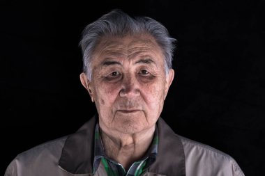 Çok yaşlı bir adam.