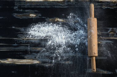 Siyah kırsal bir yemek masasında yuvarlanan iğne.