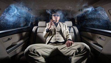 Beyaz takım elbiseli adam silahlı, çete üyesi, arabada mafya.