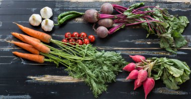 Rustik bir tablo taze sebze