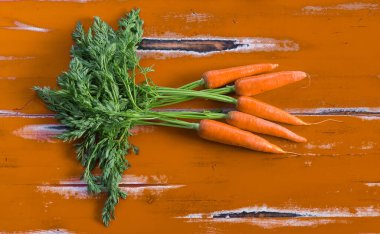 Kırsal bir masada üstü açık havuçlar.