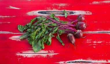 Kırsal bir masada üstü pancar.